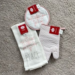 NEW Holiday Pink Snowflake Kitchen Gift Set, Pot Holder, Oven Mitt, Dish Towel